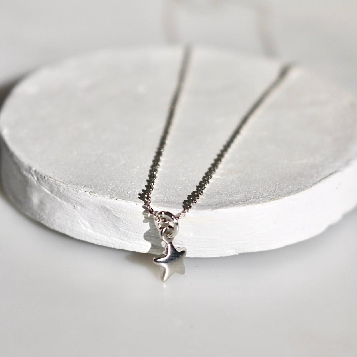 TINY STAR NECKLACE IN PLATINUM