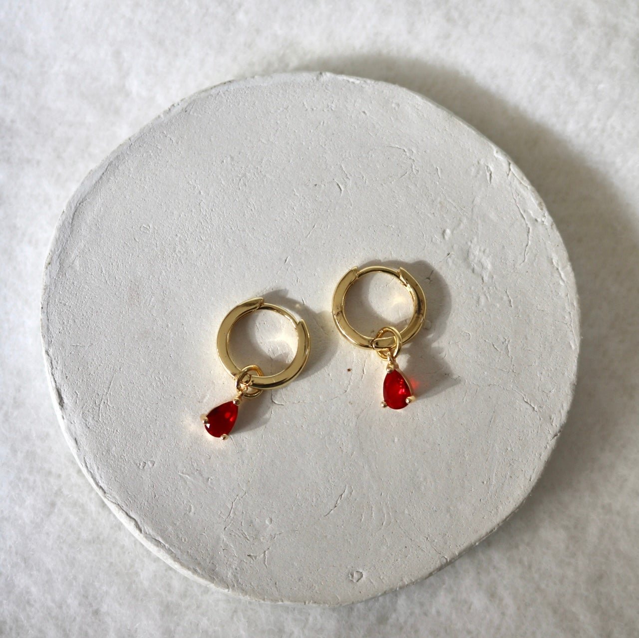 DETACHABLE RED TEARDROP CHARM HUGGIE EARRINGS IN 18K GOLD