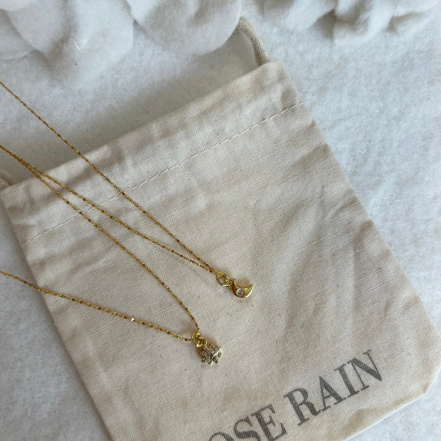 MOON NECKLACE IN 18K GOLD