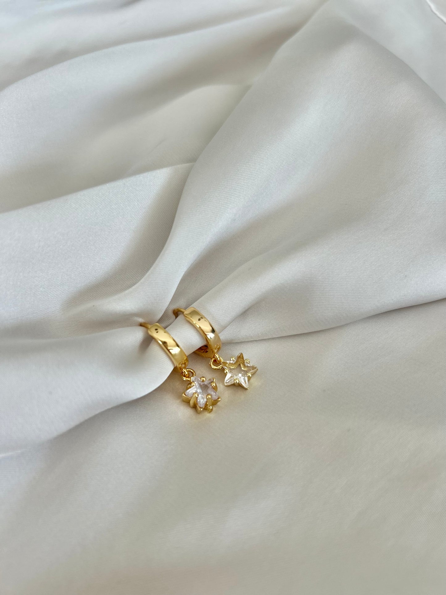 STELLA HUGGIE EARRINGS IN 18K GOLD