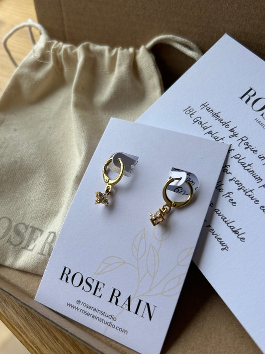 TINY FLOWER HUGGIE EARRINGS IN 18K GOLD