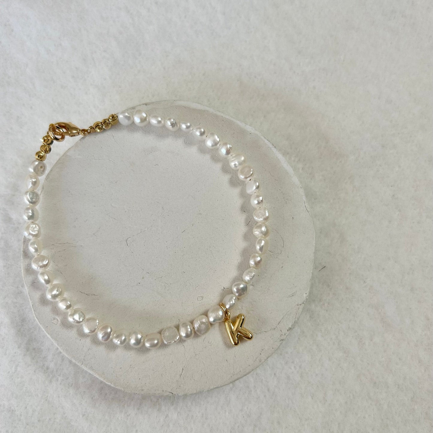 EVA PEARL INITIAL BRACELET IN 18K GOLD