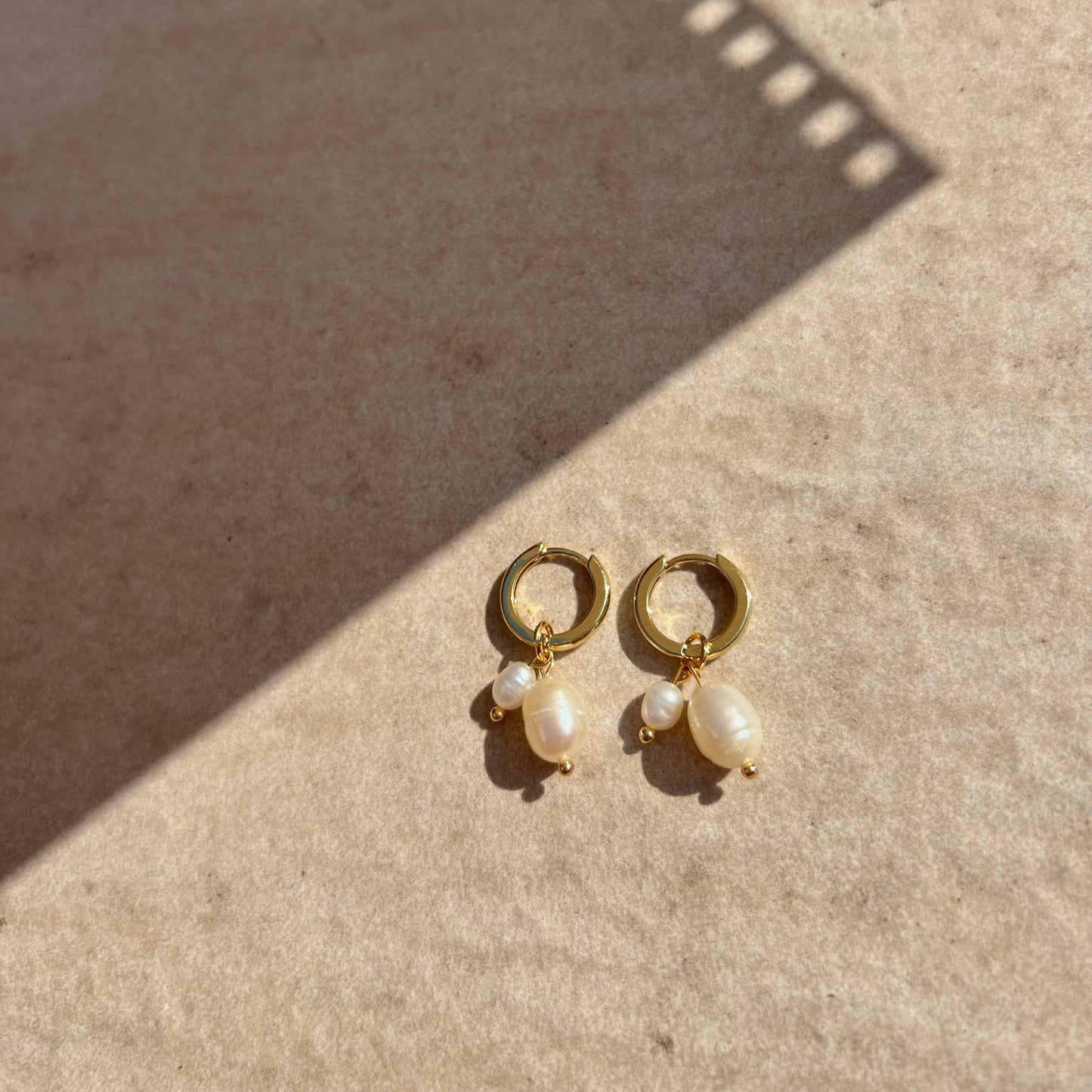 DETACHABLE DOUBLE PEARL CHARM HUGGIE EARRINGS IN 18K GOLD