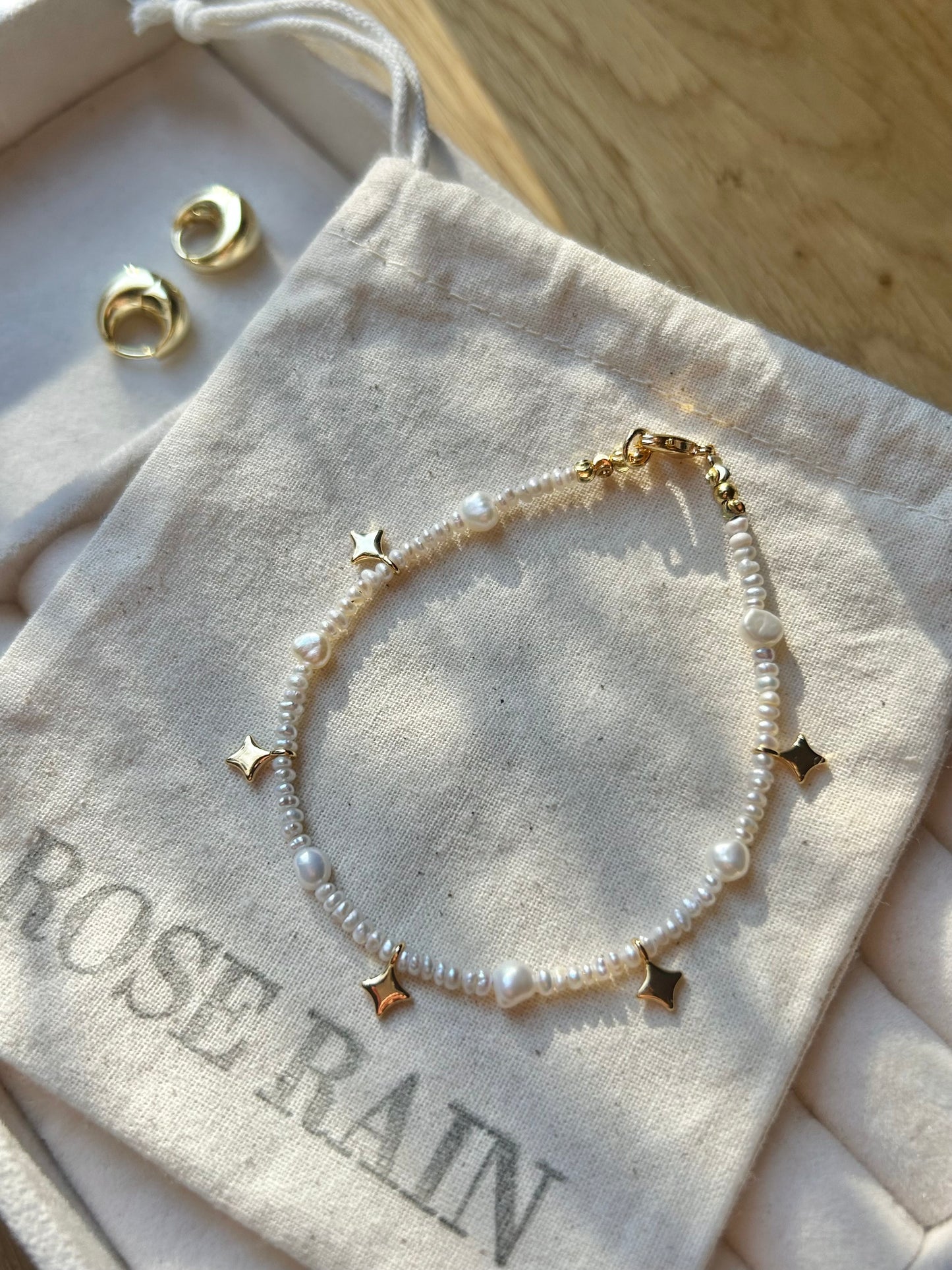 TINY STAR & FRESHWATER PEARL BEADED BRACELET IN 18K GOLD
