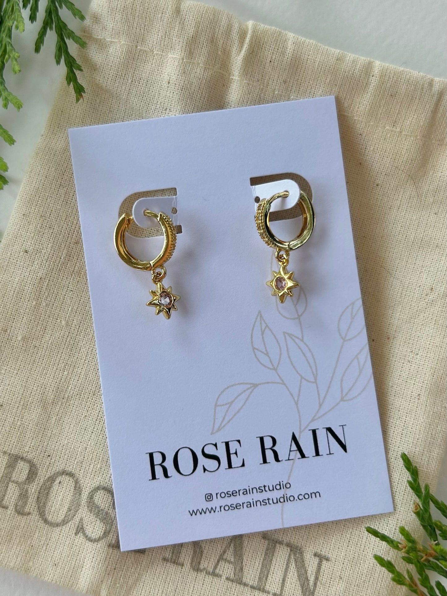 PINK STAR HUGGIE EARRINGS IN 18K GOLD