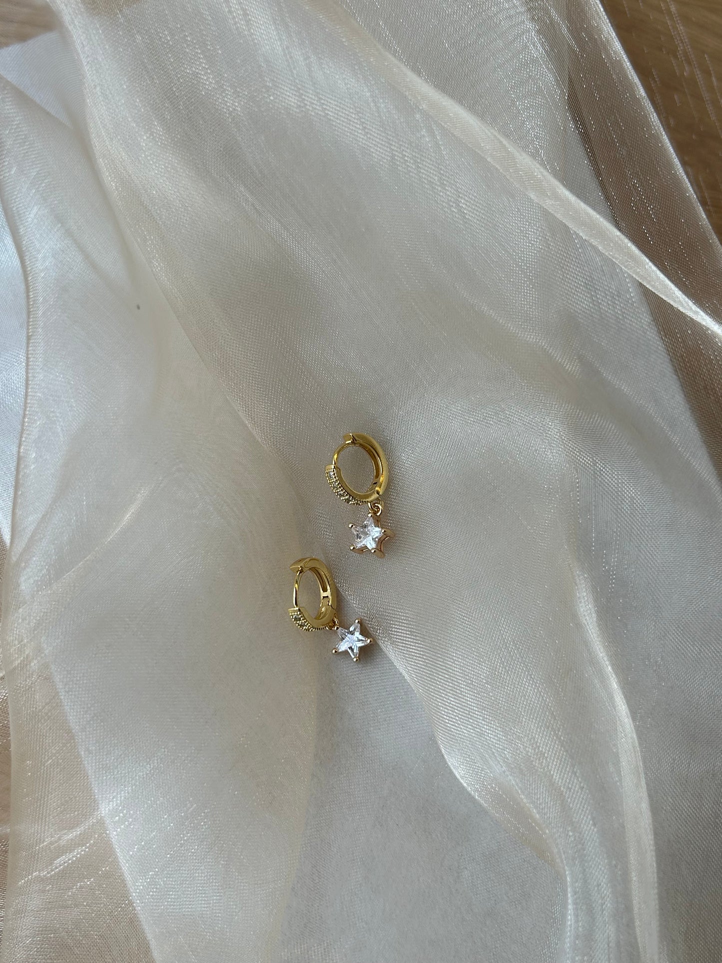 NOVA STAR HUGGIE EARRINGS IN 18K GOLD