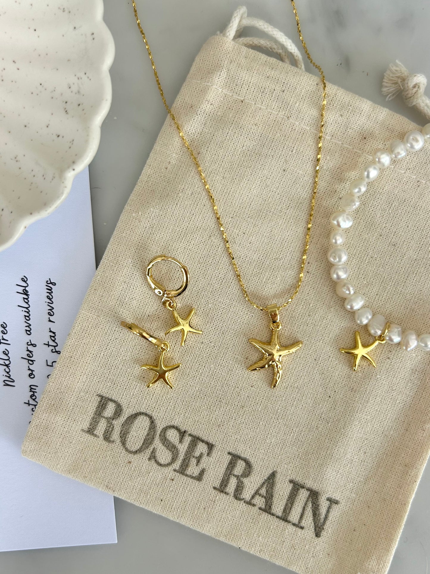 STARFISH HUGGIE EARRINGS IN 18K GOLD