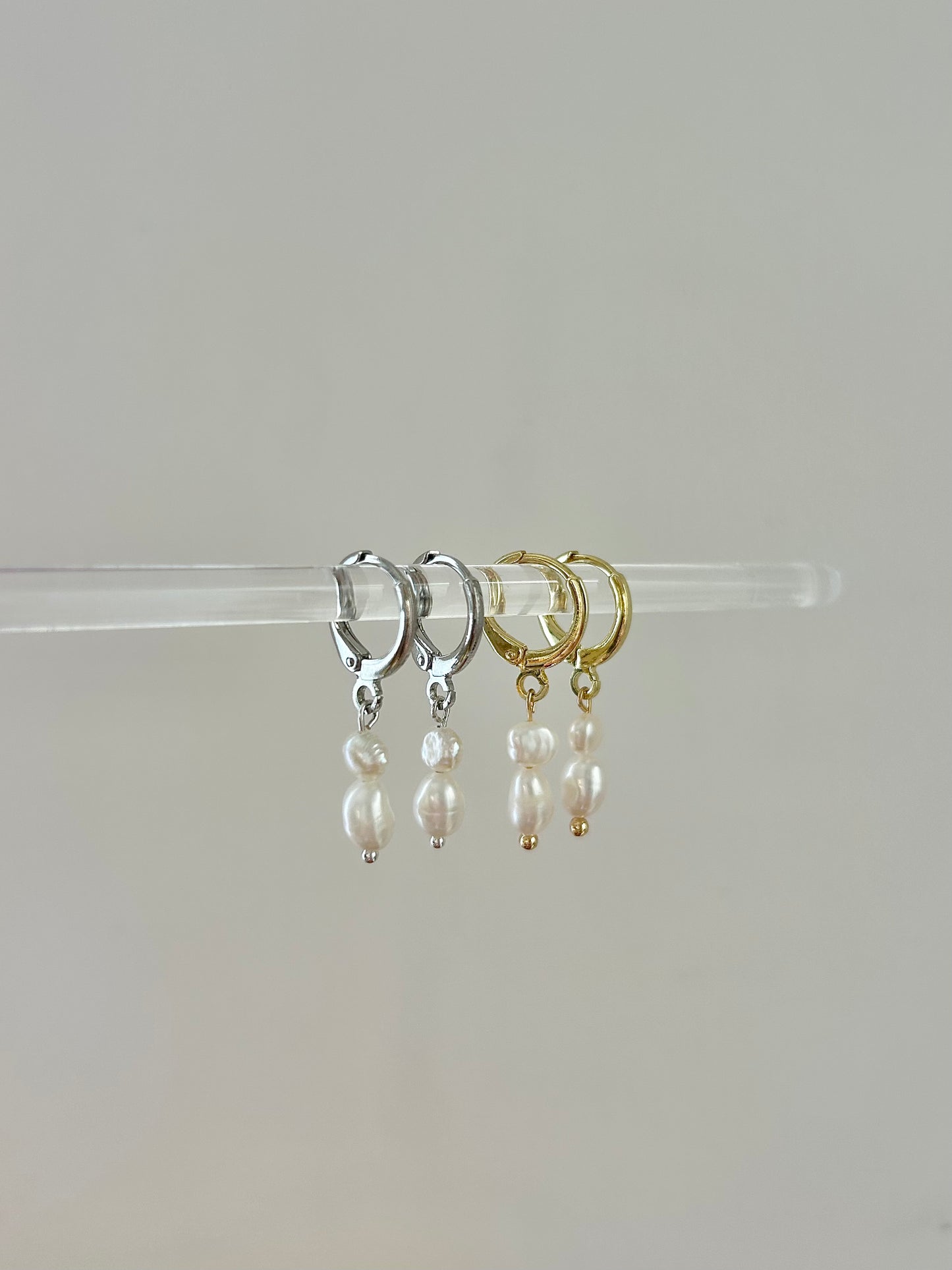 DOUBLE FRESHWATER PEARL HUGGIE EARRINGS IN 18K GOLD
