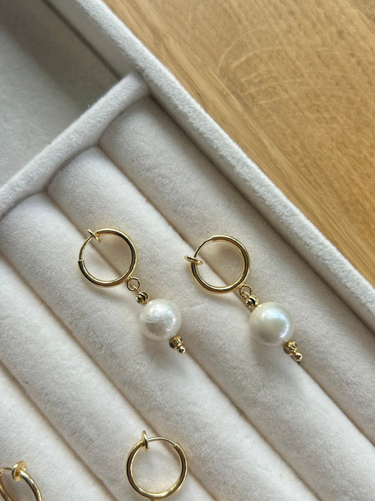 CLIP ON IRIS FRESHWATER PEARL HUGGIE EARRINGS IN 18K GOLD