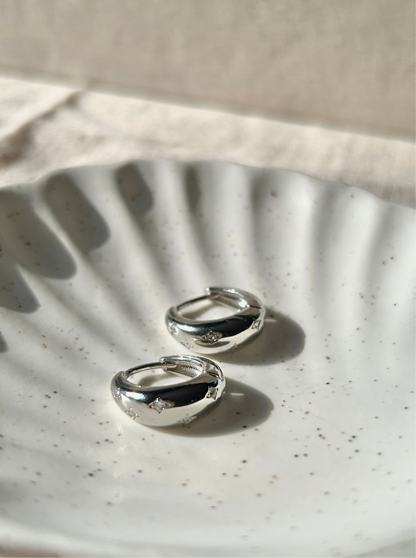 LUNA HUGGIE HOOPS IN PLATINUM