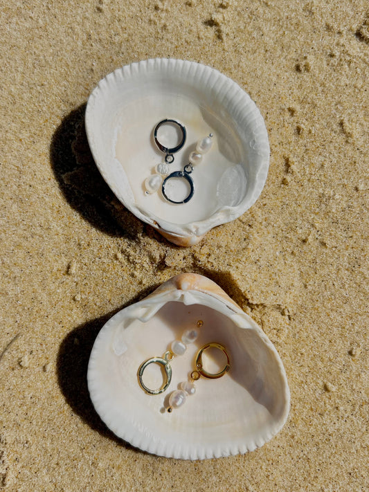 DOUBLE FRESHWATER PEARL HUGGIE EARRINGS IN 18K GOLD