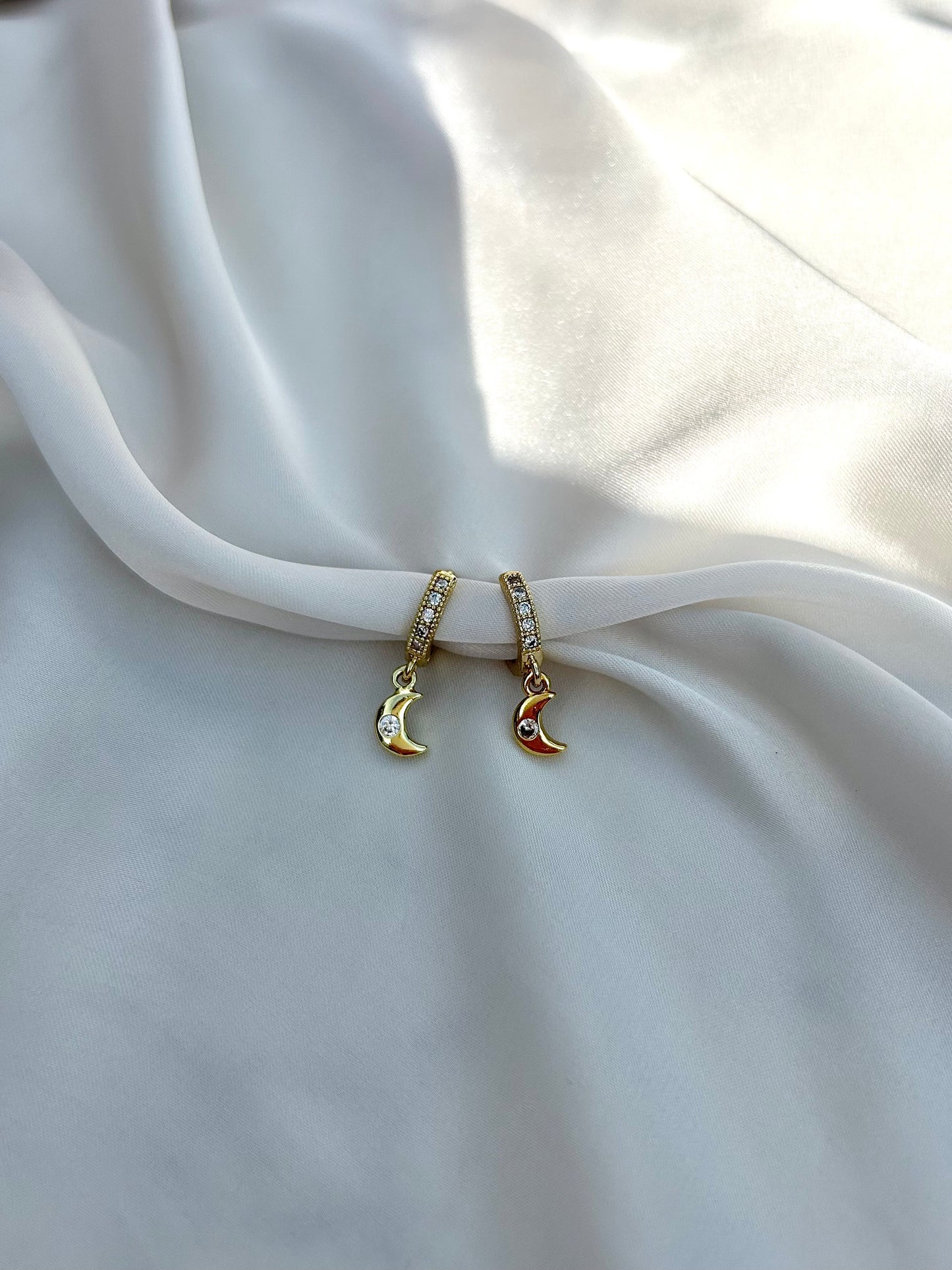 MOON HUGGIE EARRINGS IN 18K GOLD