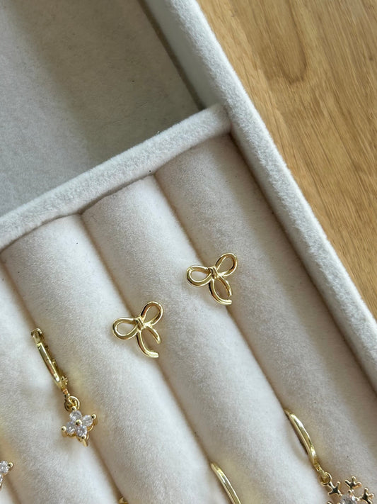 BOW STUD EARRINGS IN 18K GOLD