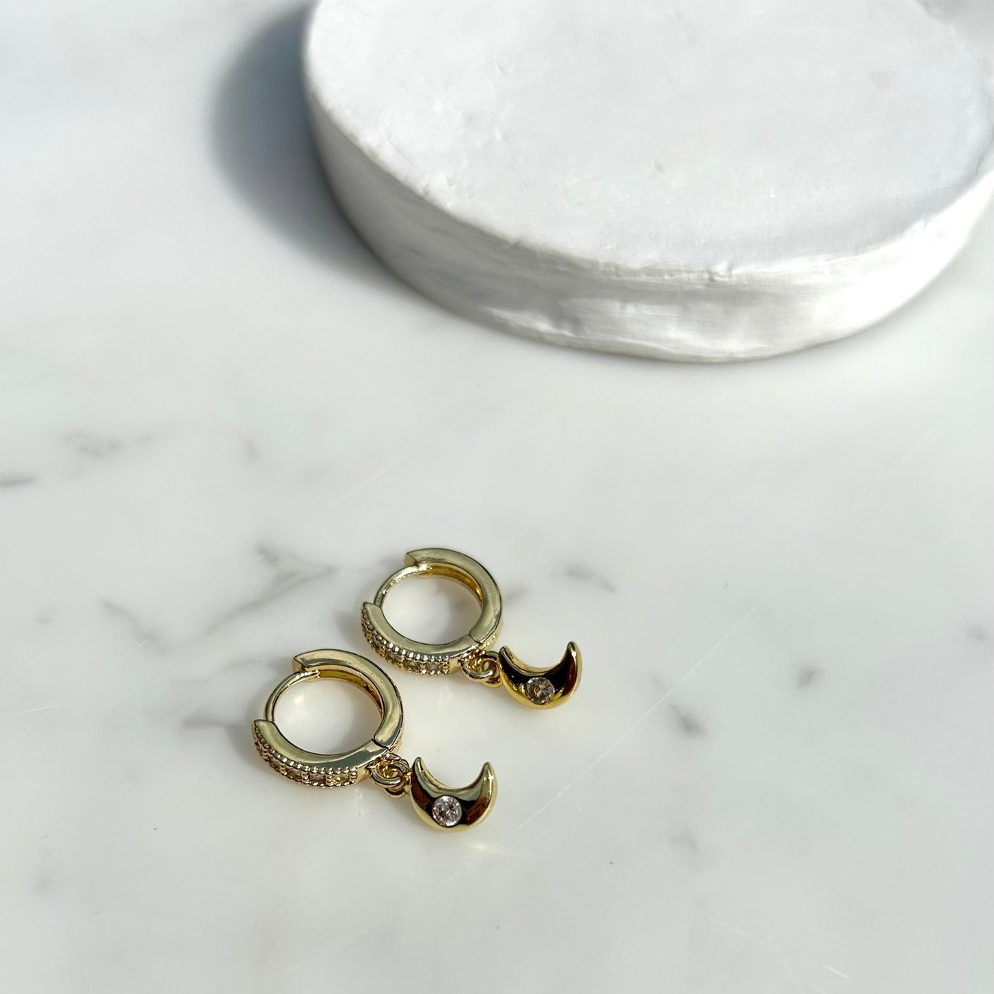 MOON HUGGIE EARRINGS IN 18K GOLD