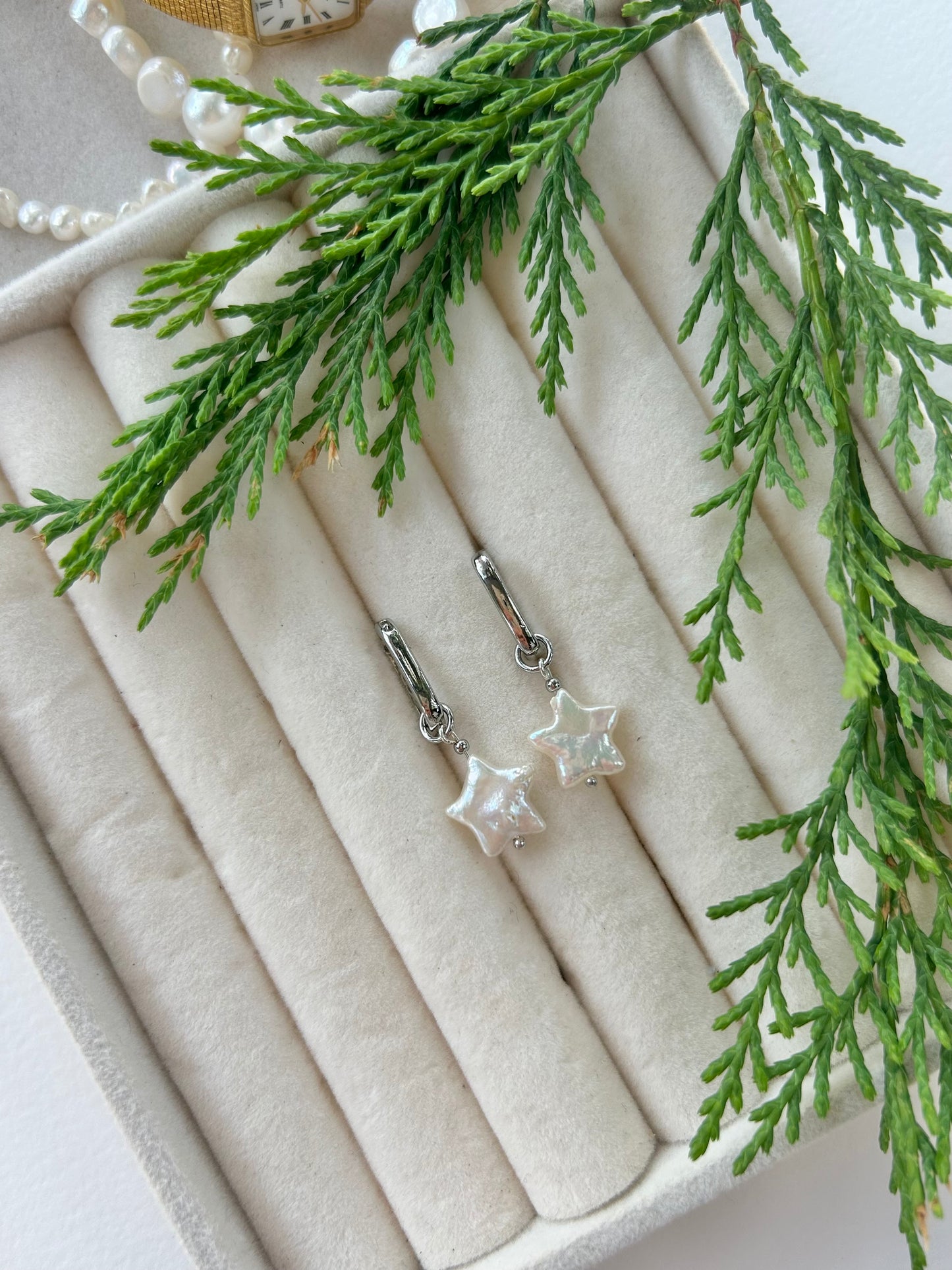 OVAL HOOPS WITH DETACHABLE STAR PEARL IN PLATINUM