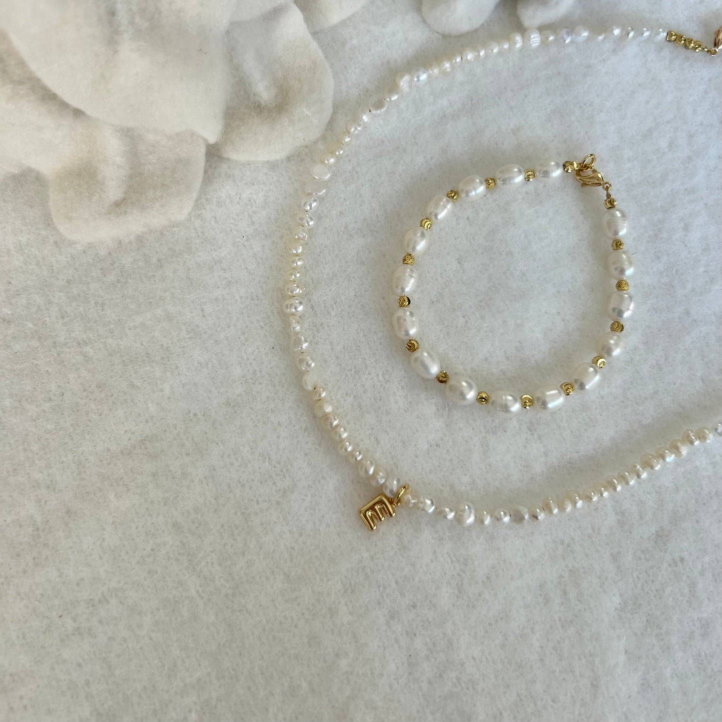 EVA PEARL INITIAL NECKLACE IN 18K GOLD