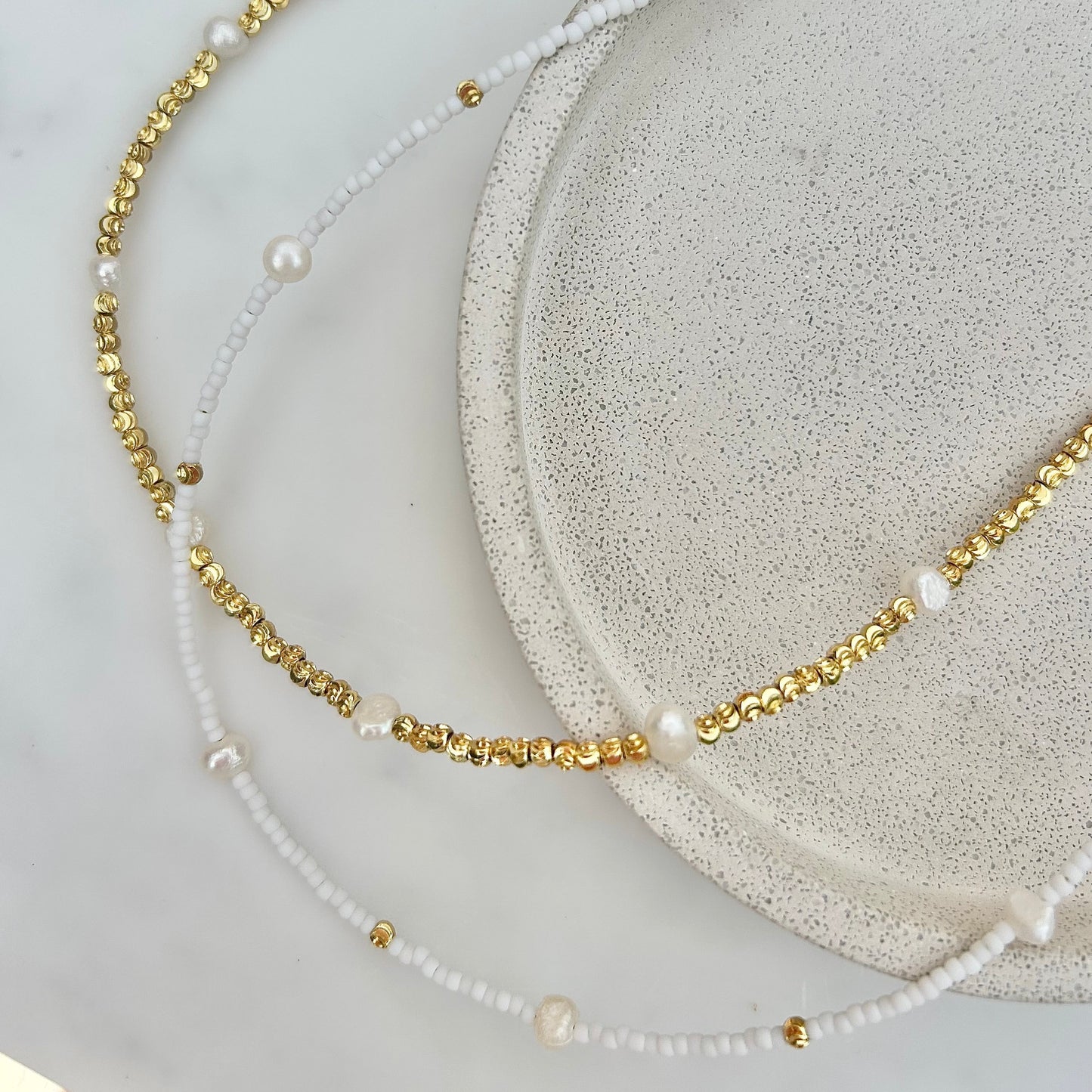 WHITE PEARL BEADED NECKLACE IN 18K GOLD