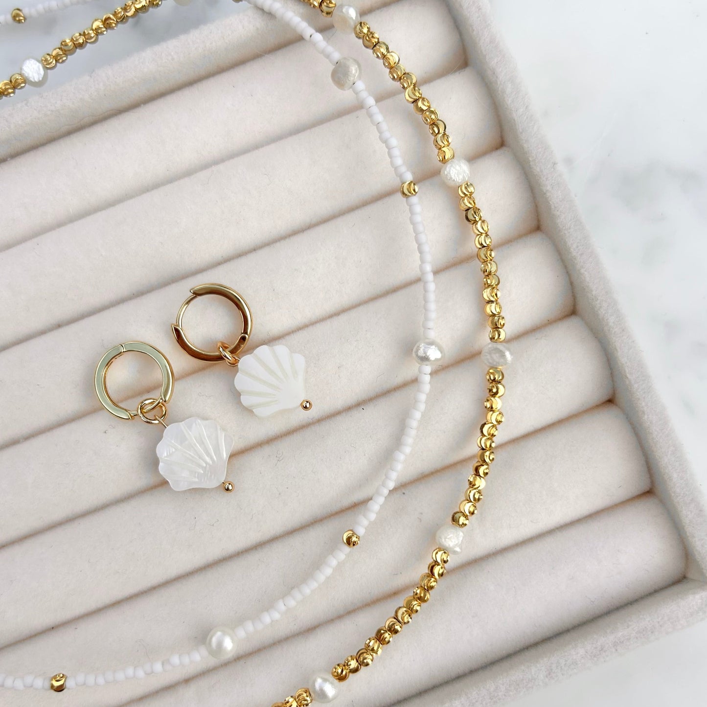 WHITE PEARL BEADED NECKLACE IN 18K GOLD