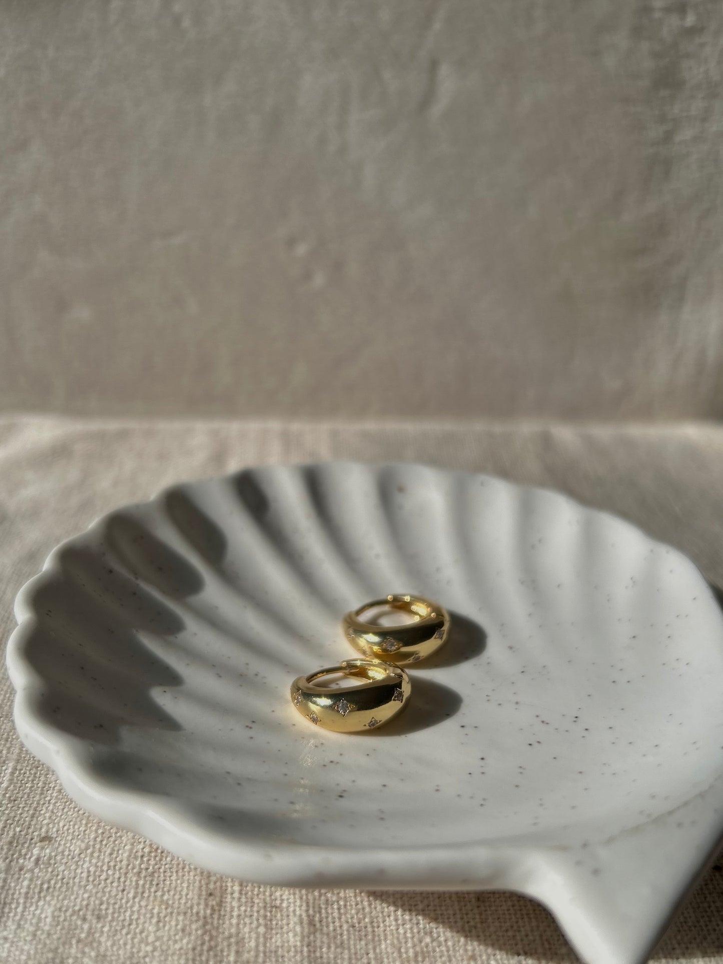 LUNA HUGGIE HOOPS IN 18K GOLD