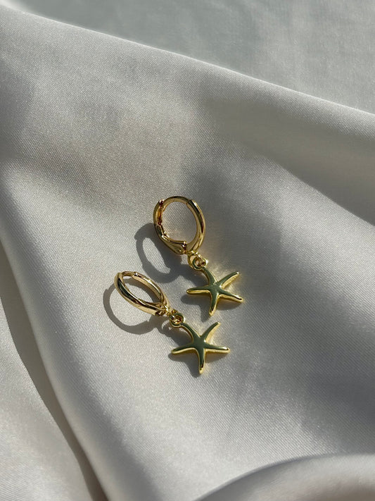 STARFISH HUGGIE EARRINGS IN 18K GOLD