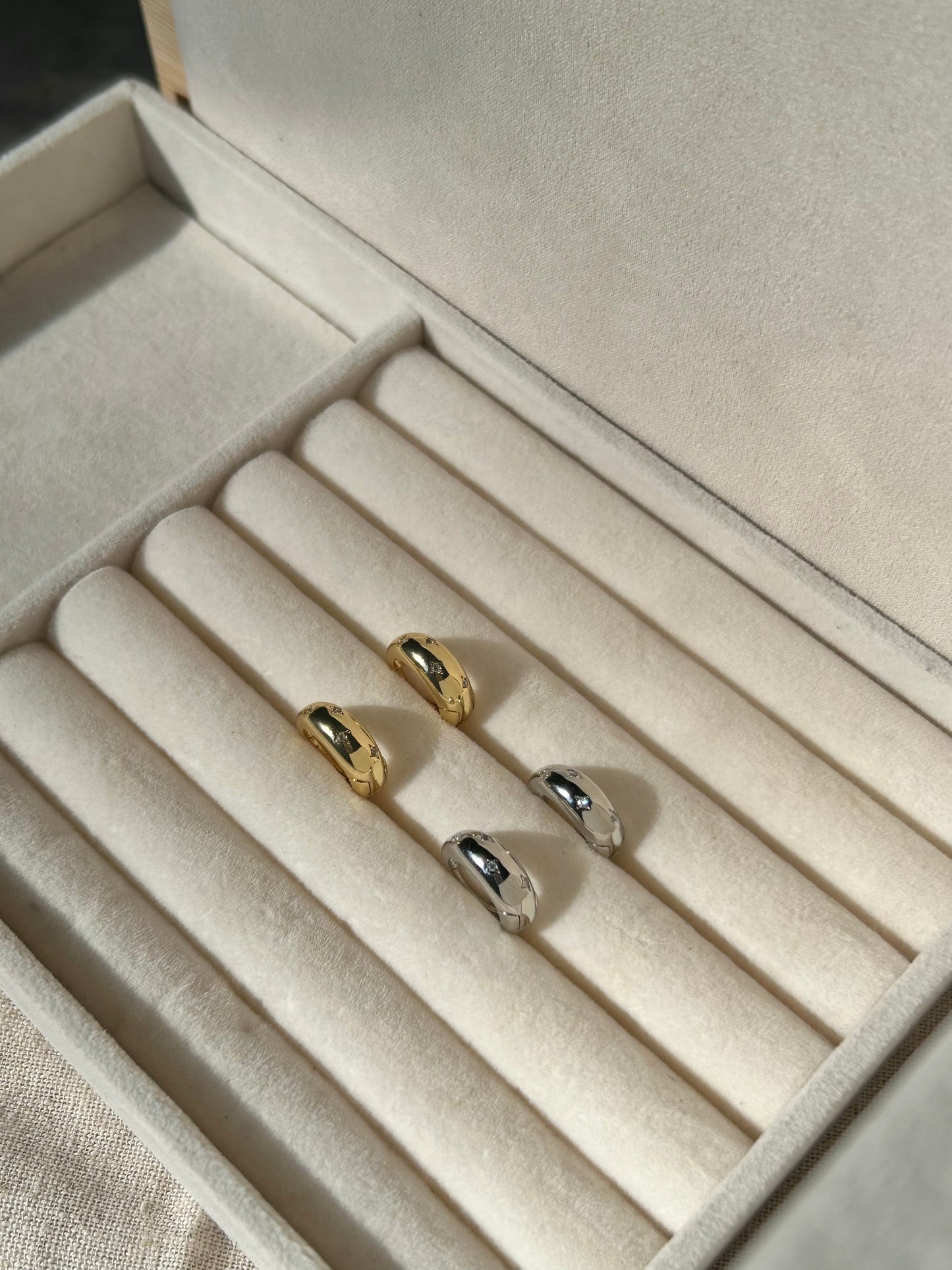 LUNA HUGGIE HOOPS IN PLATINUM