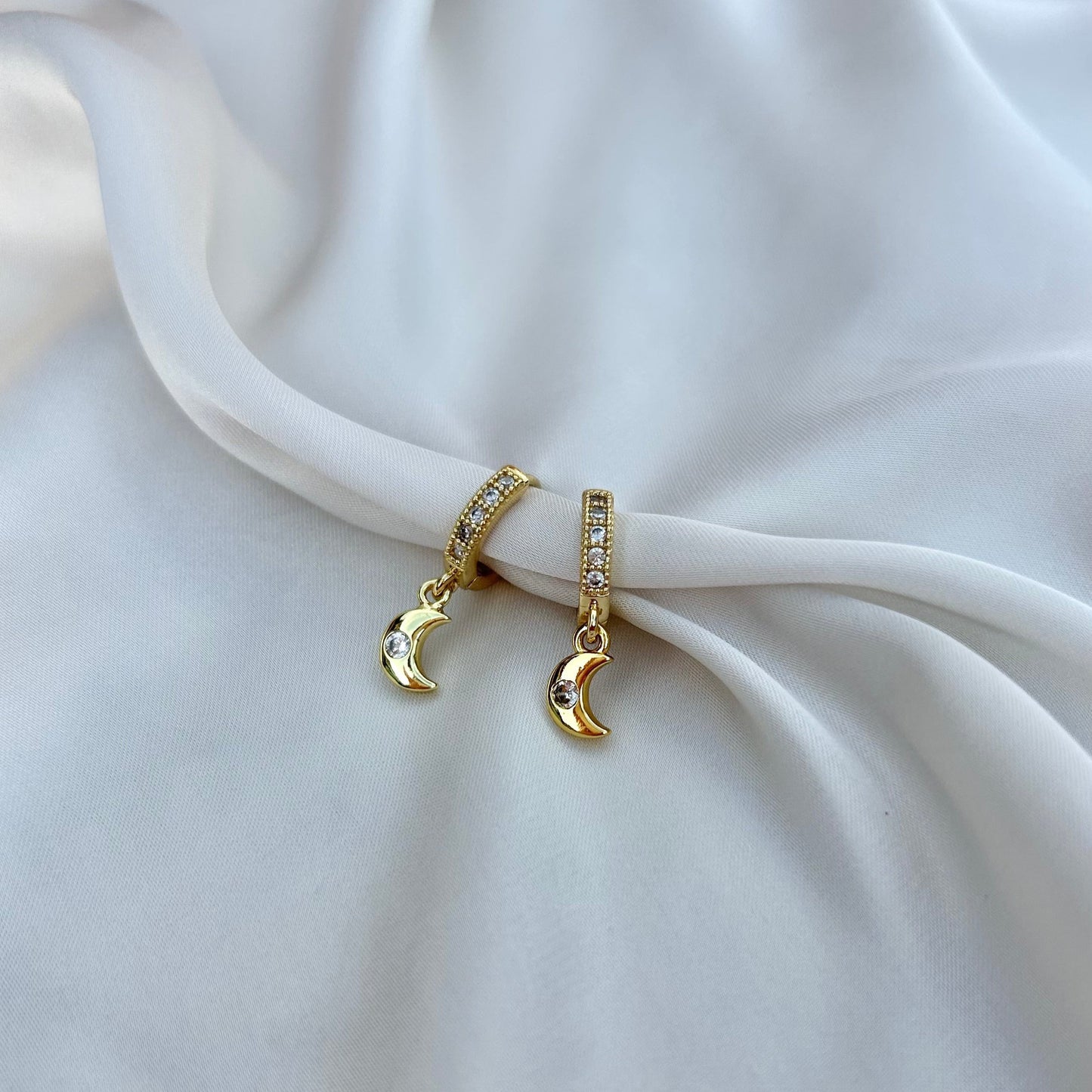 MOON HUGGIE EARRINGS IN 18K GOLD