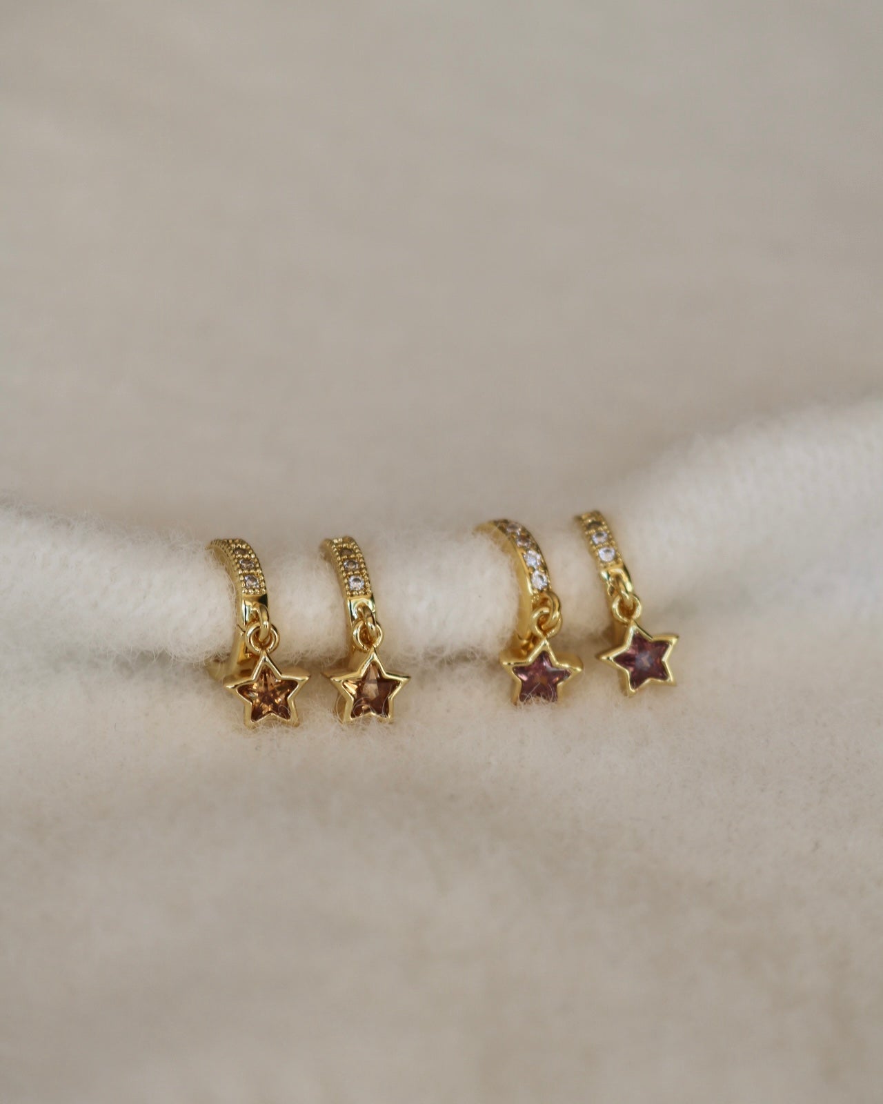 AMBER STAR HUGGIE EARRINGS IN 18K GOLD