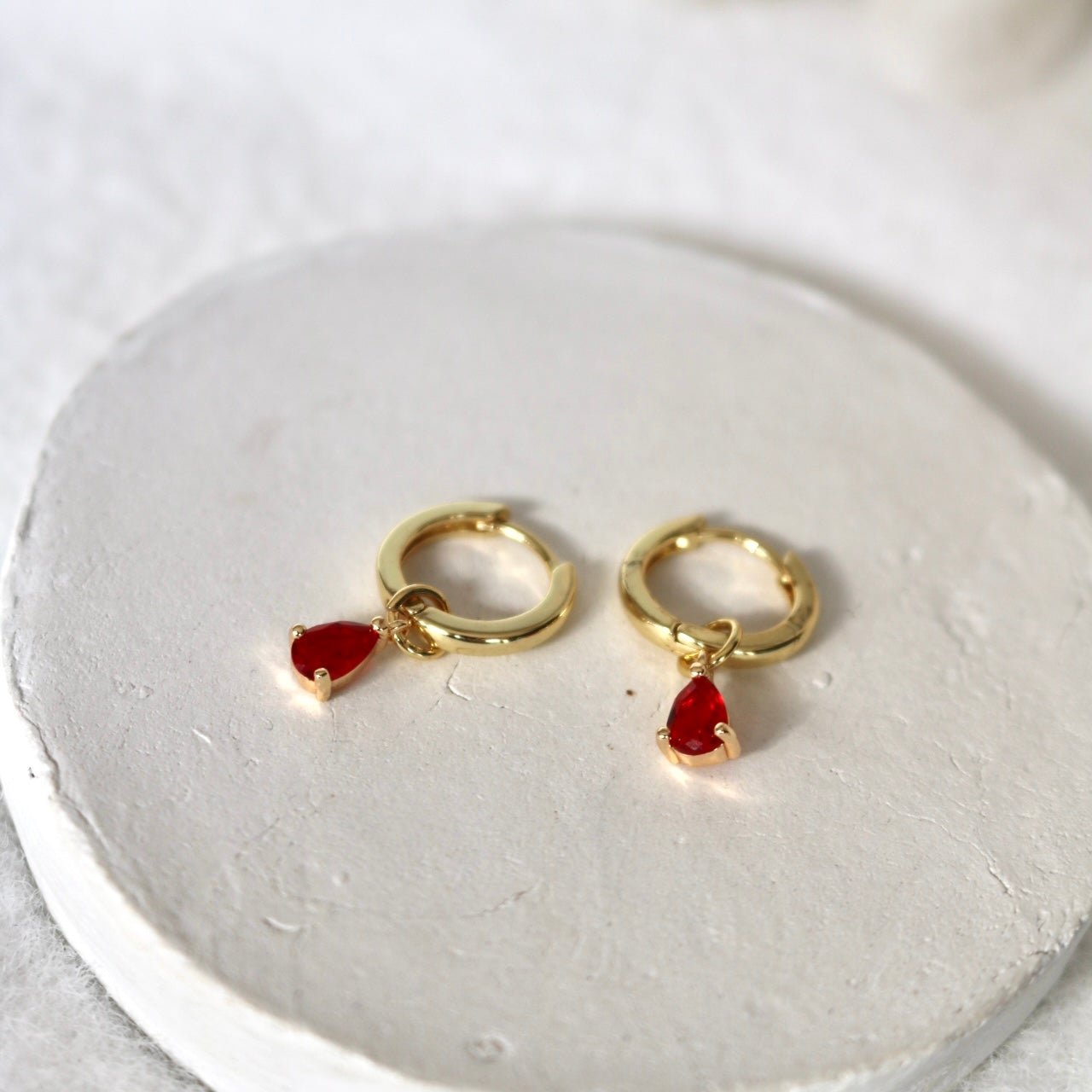 DETACHABLE RED TEARDROP CHARM HUGGIE EARRINGS IN 18K GOLD