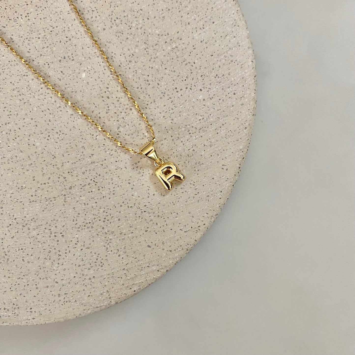 INITIAL LETTER NECKLACE IN 18K GOLD