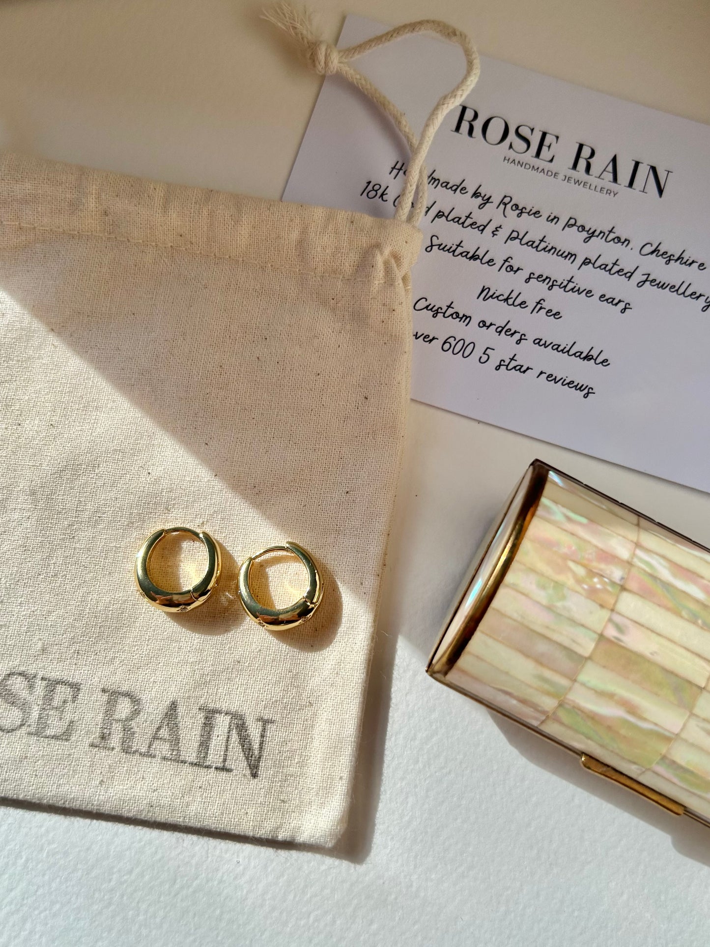 LUNA HUGGIE HOOPS IN 18K GOLD