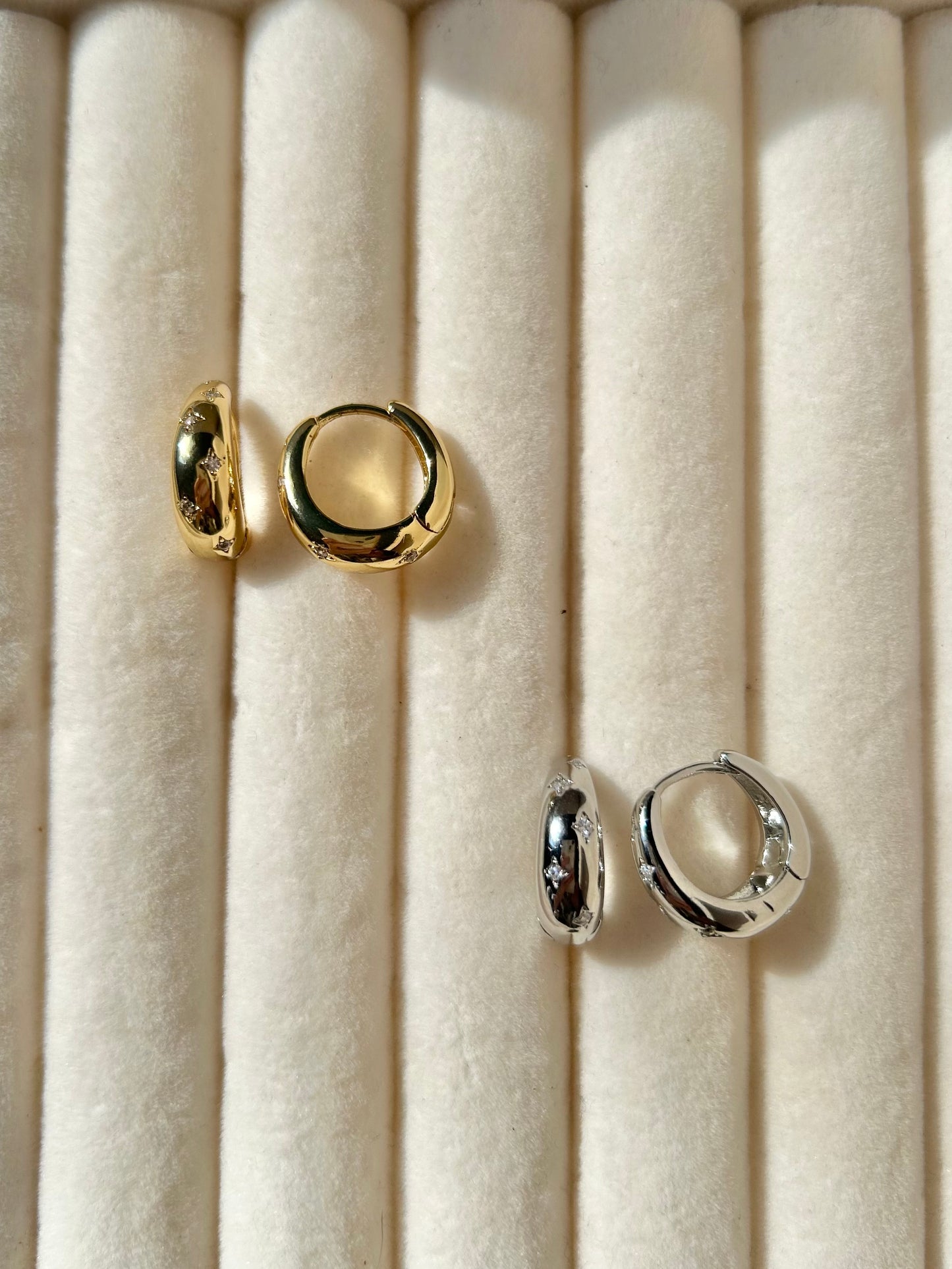 LUNA HUGGIE HOOPS IN PLATINUM