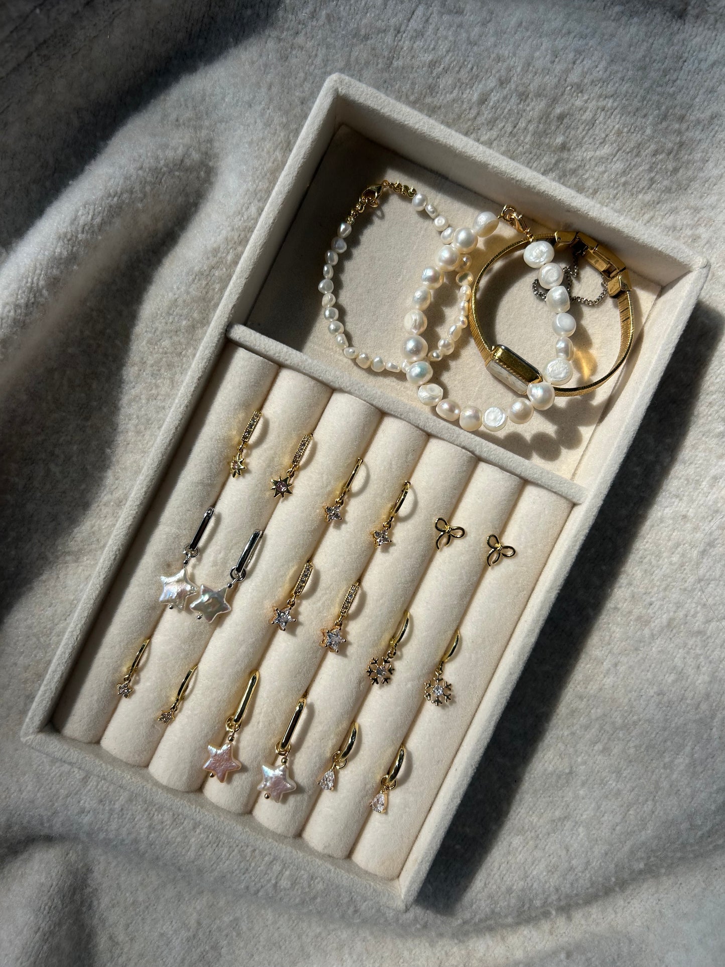 BOW STUD EARRINGS IN 18K GOLD