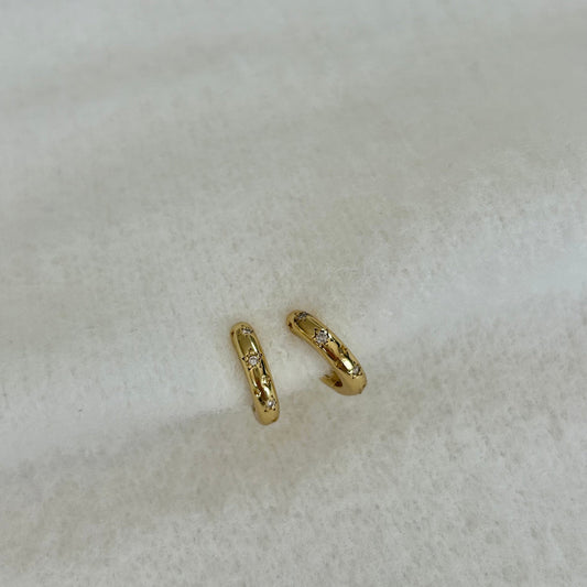 STAR HUGGIE HOOPS IN 18K GOLD