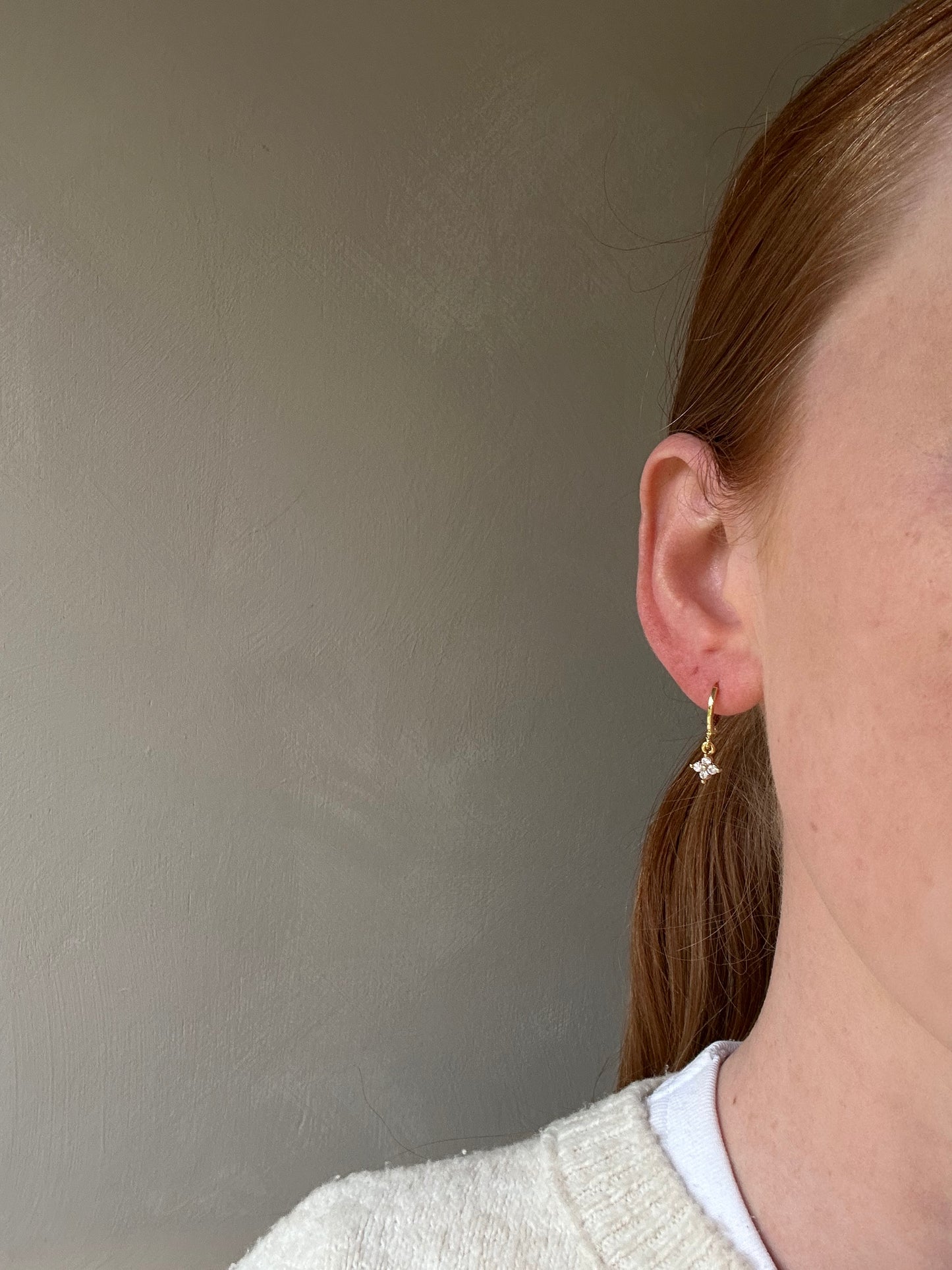 TINY FLOWER HUGGIE EARRINGS IN 18K GOLD