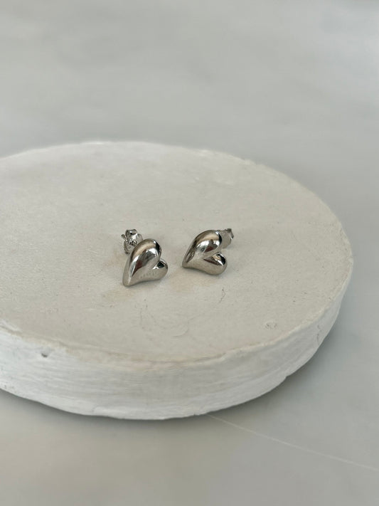 HEART STUD EARRINGS IN SILVER