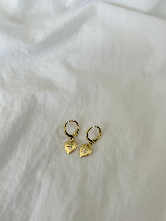 STAR HEART HUGGIE EARRINGS IN 18K GOLD