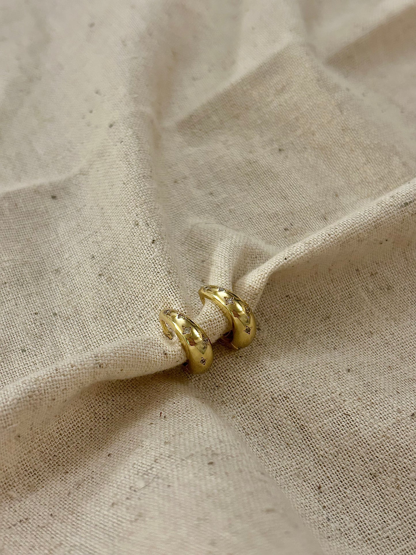 LUNA HUGGIE HOOPS IN 18K GOLD