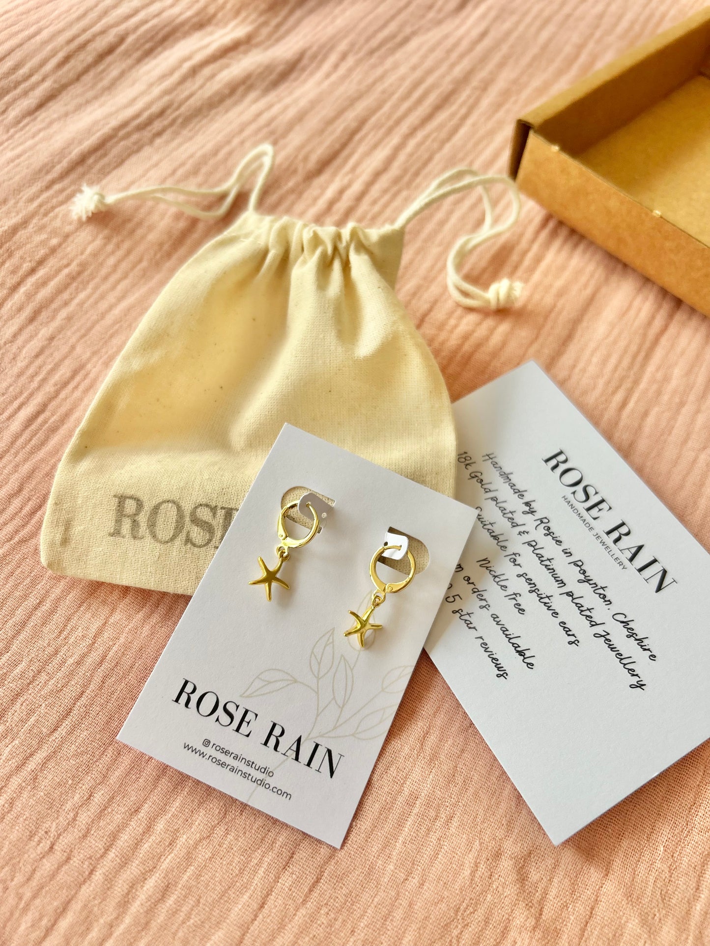 STARFISH HUGGIE EARRINGS IN 18K GOLD