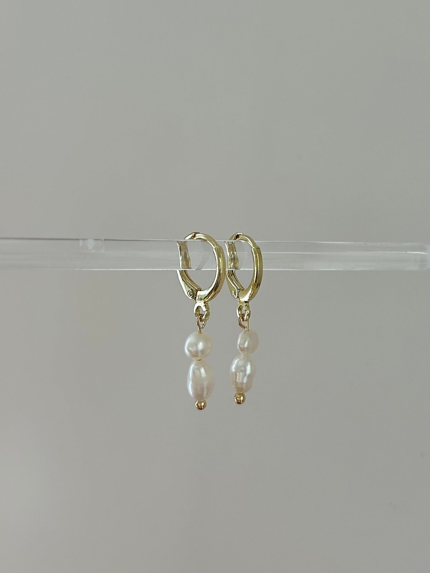 DOUBLE FRESHWATER PEARL HUGGIE EARRINGS IN 18K GOLD