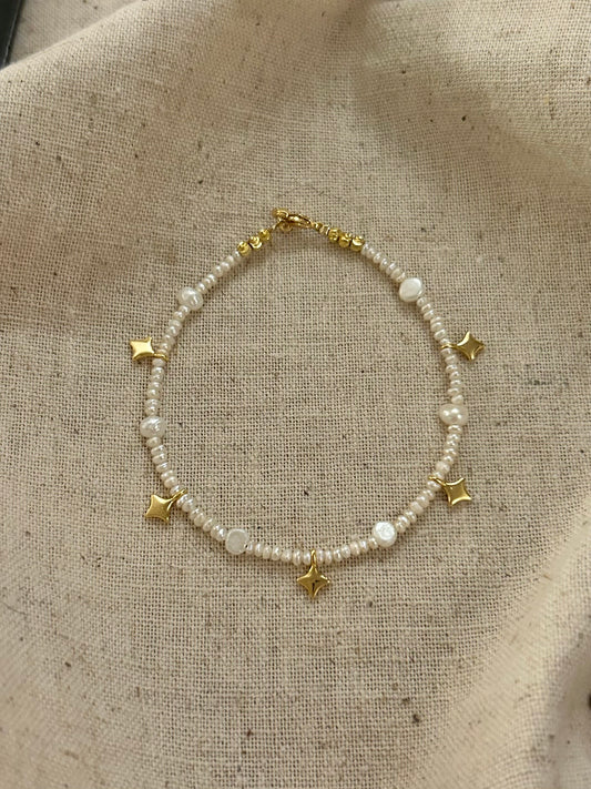 TINY STAR & FRESHWATER PEARL BEADED BRACELET IN 18K GOLD