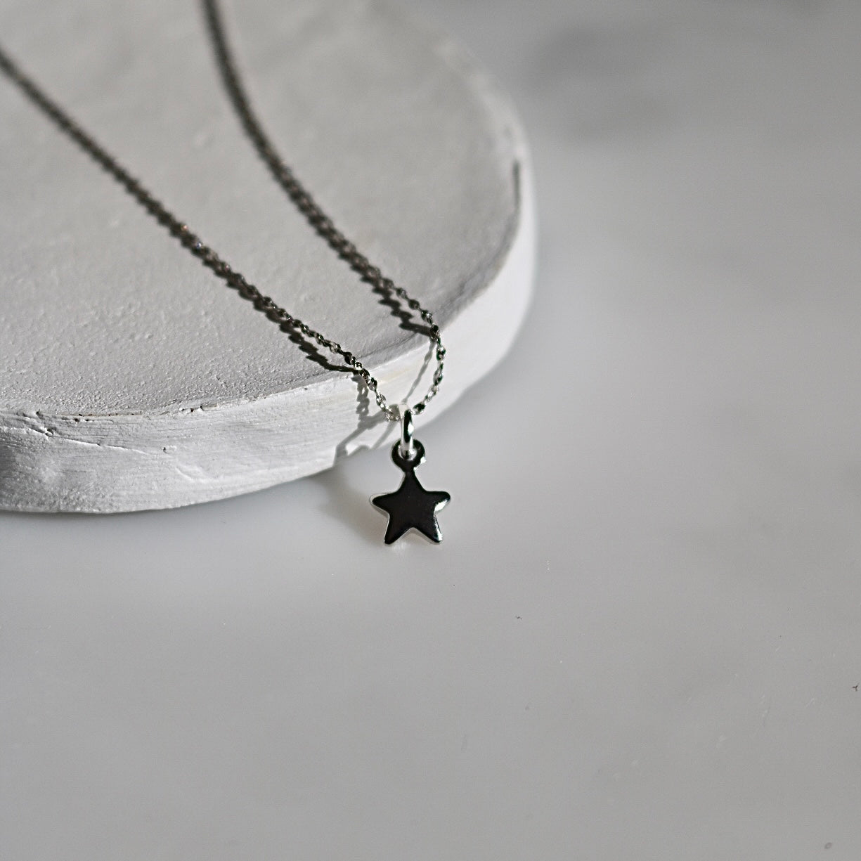 TINY STAR NECKLACE IN PLATINUM