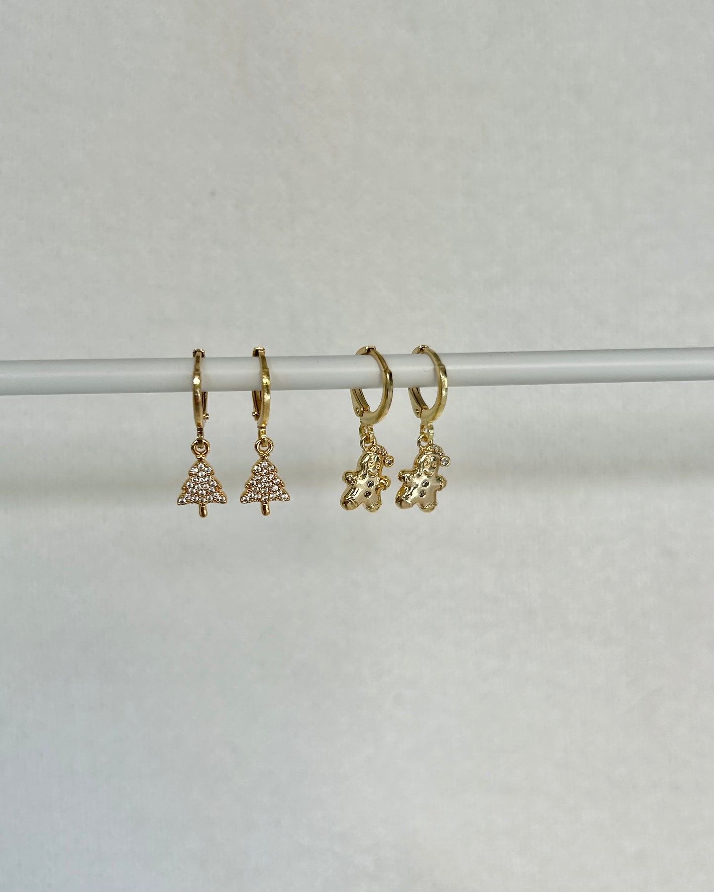 CHRISTMAS TREE HUGGIE EARRINGS IN 18K GOLD