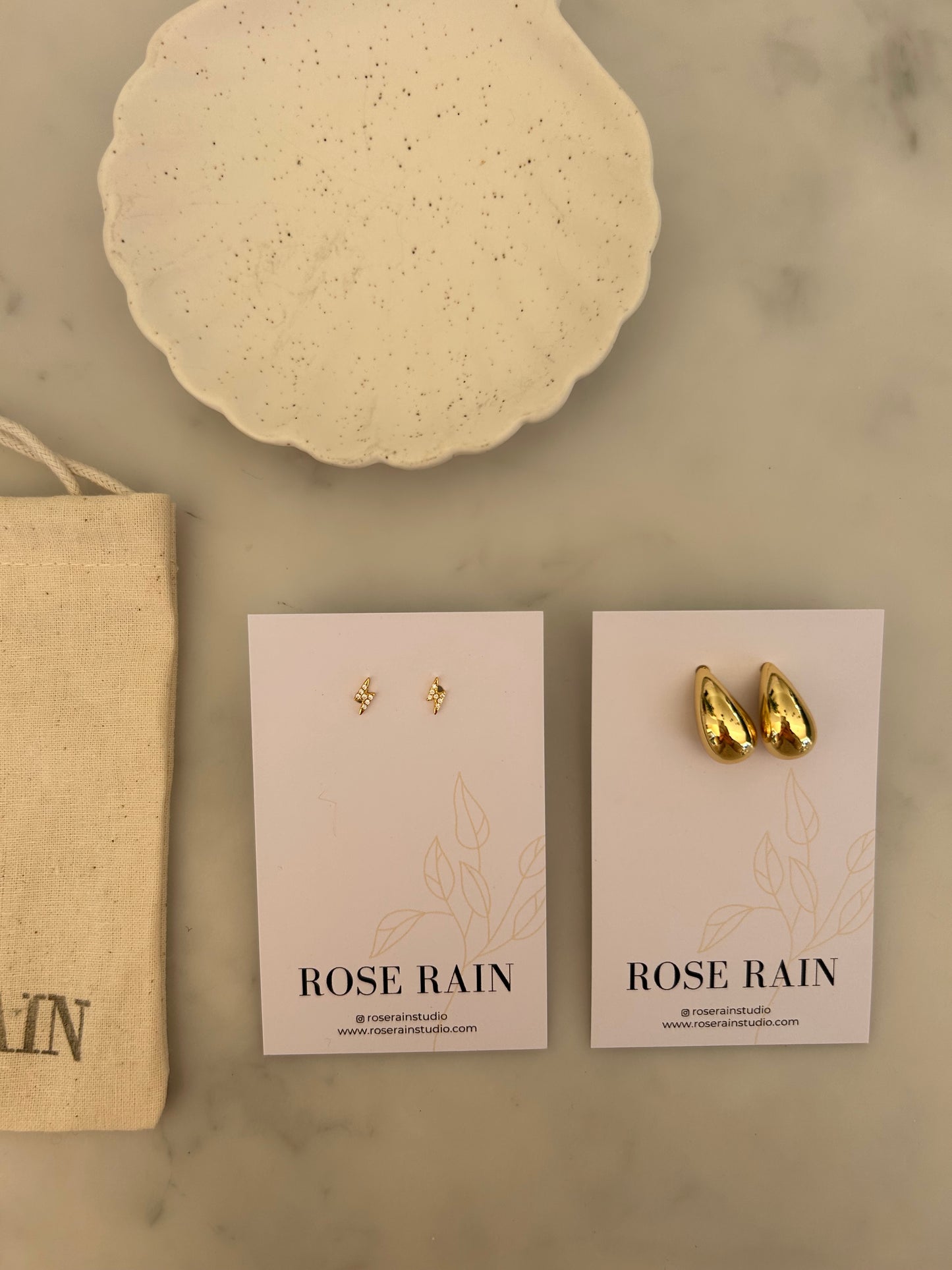 TEAR DROP STUD EARRINGS IN 18K GOLD