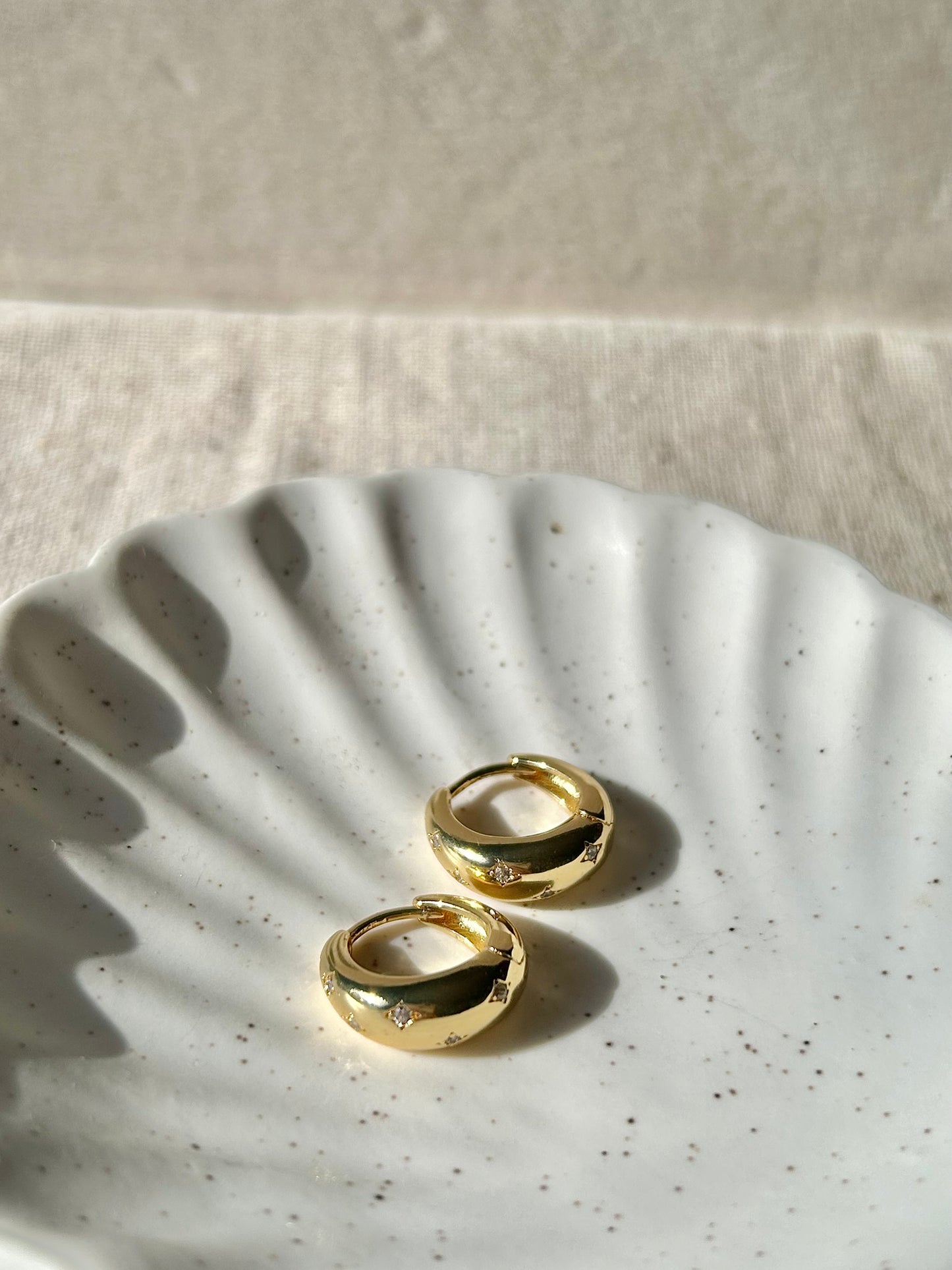 LUNA HUGGIE HOOPS IN 18K GOLD