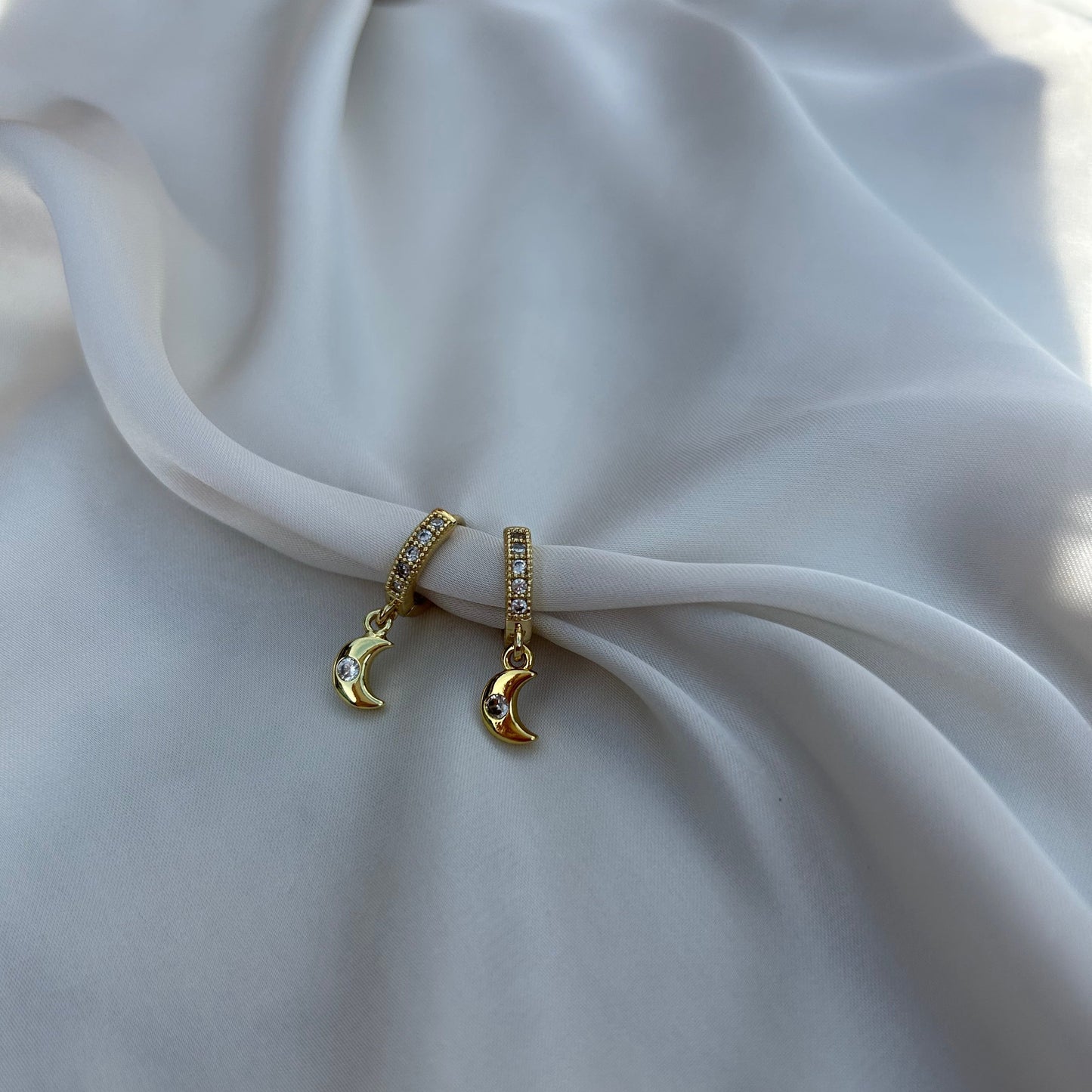 MOON HUGGIE EARRINGS IN 18K GOLD