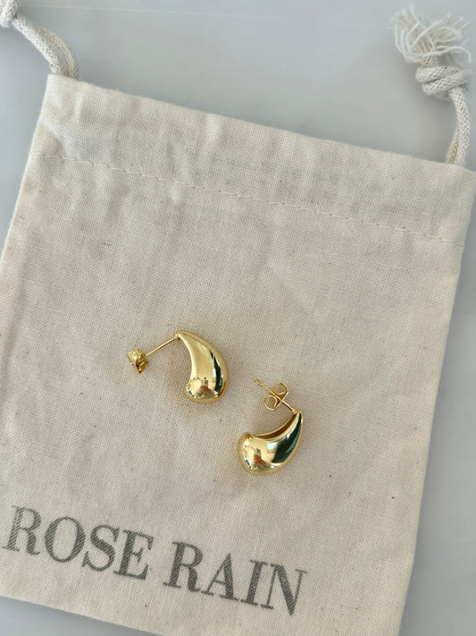 TEAR DROP STUD EARRINGS IN 18K GOLD