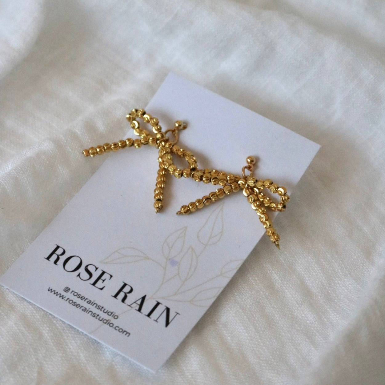 BEADED BOW STUDS IN 18K GOLD