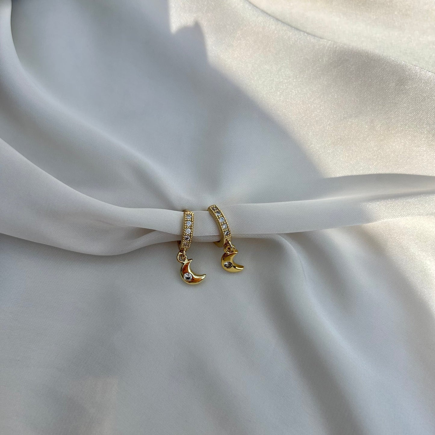 MOON HUGGIE EARRINGS IN 18K GOLD