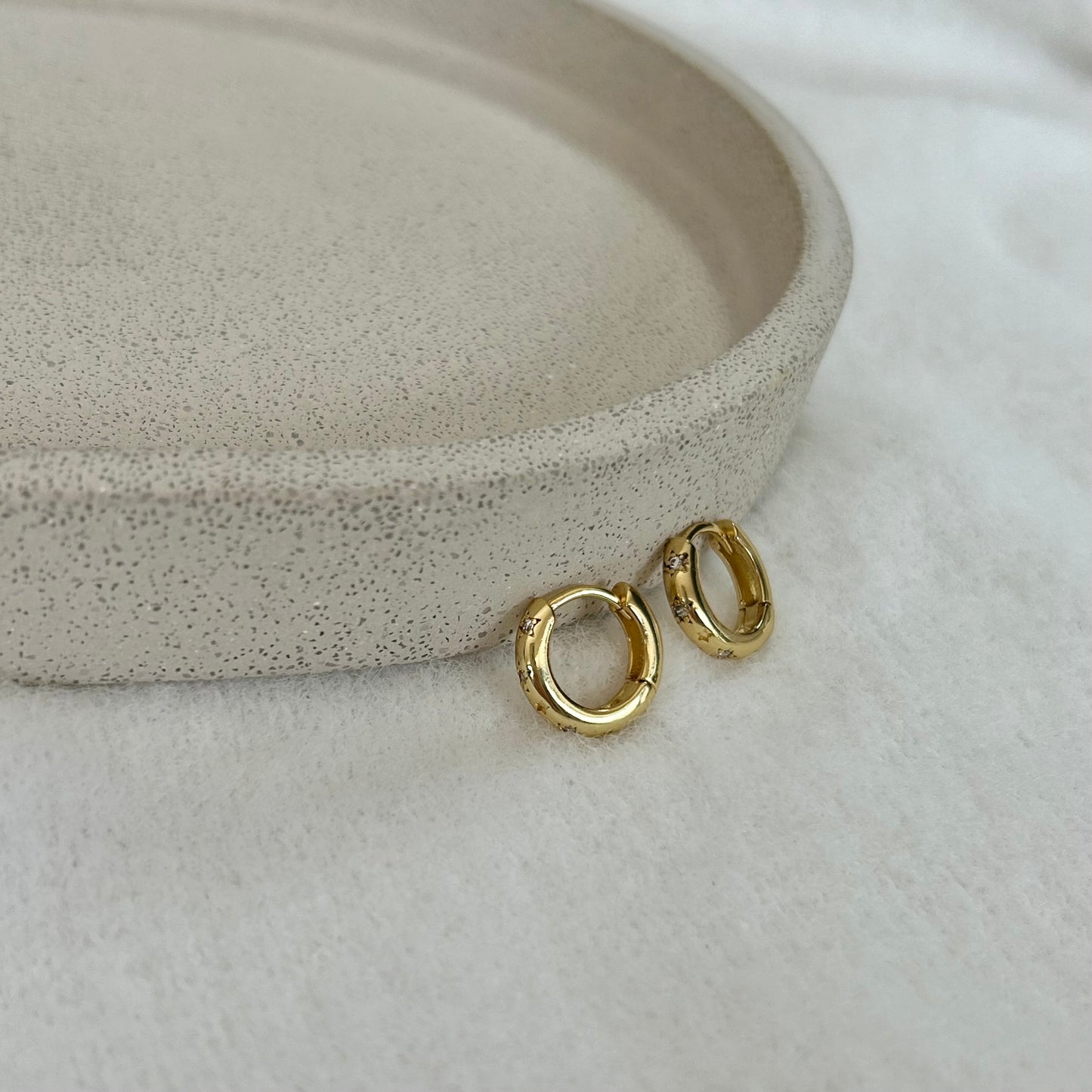 STAR HUGGIE HOOPS IN 18K GOLD