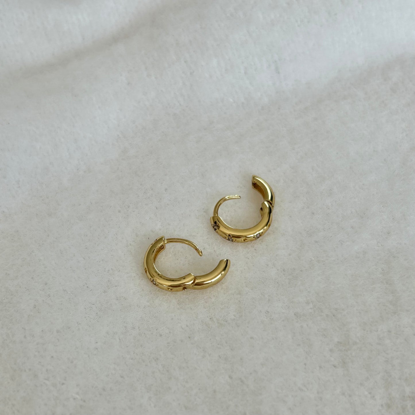 STAR HUGGIE HOOPS IN 18K GOLD